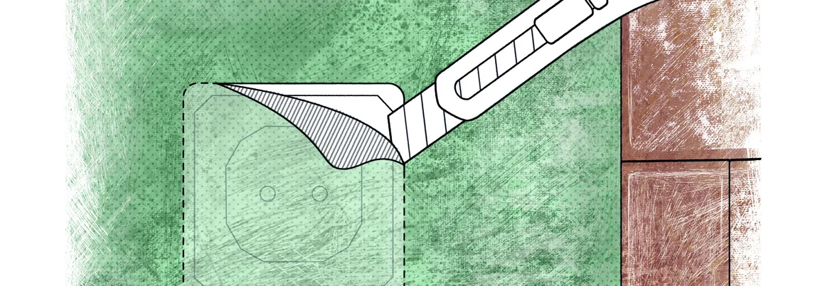 Cutter schneidet Tapete an Steckdose